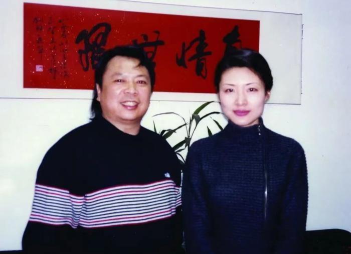 在人生的分岔路口，周涛曾碰到过一个棘手的选择：是紧紧握住爱情的手，还是勇敢追寻事业与物质的安稳？