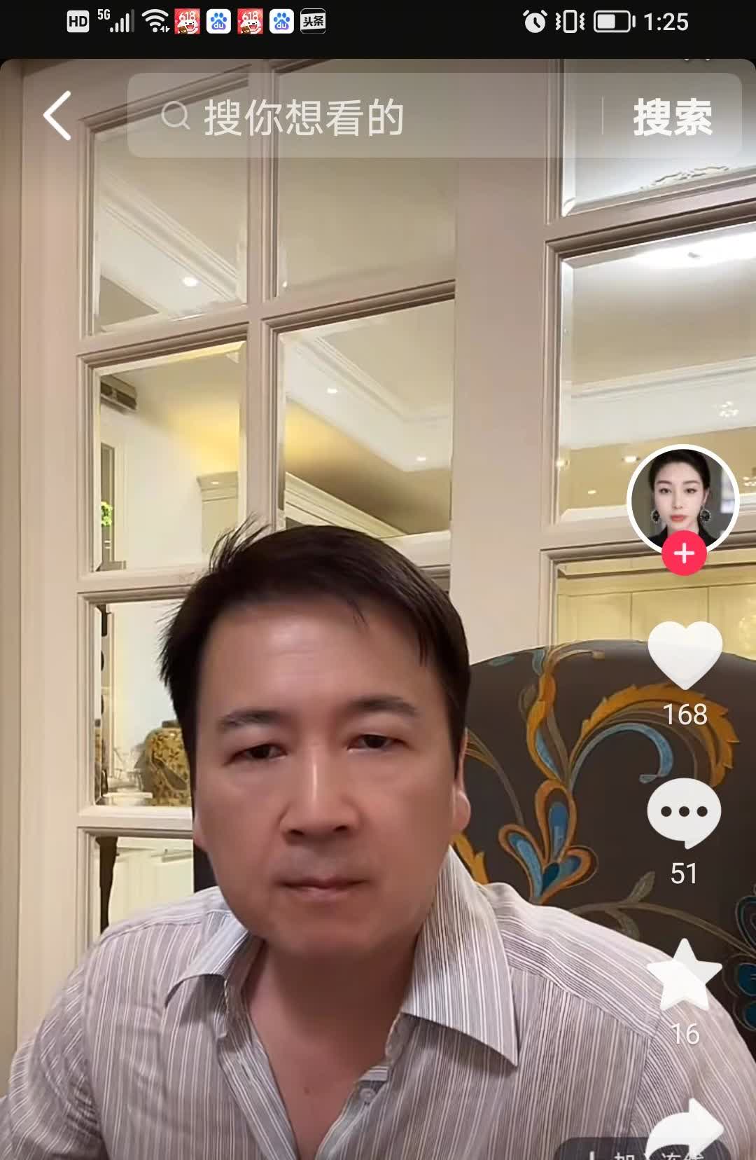 赖文峰说他和歌手杨坤是好朋友，他出来后经常和杨坤在一起喝酒，还说他和扬坤长的特像