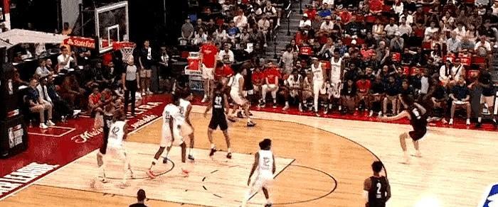 对手压根没防，直接转身去抢篮板。
这一幕，比输球本身更让人窒息。
夏季联赛上，杨