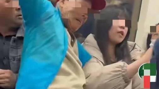 地铁“坐腿”事件：老者强行坐女乘客腿上，当以法治破除“为老不尊”怪象