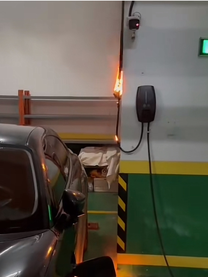 你们的充电桩发不发热？我的只有7kW，30A，用的是六平方的线，因为发热，都已经