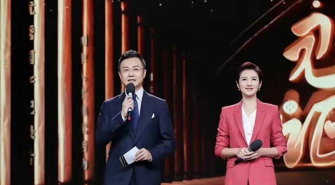这一对明星夫妻既是同事，也是现实中的一对。其实这种夫妻最让人羡慕，工作性质差不多