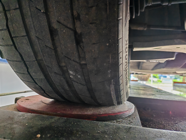 一年半不到23款迈腾轮胎吃胎严重
半年前因为前轮吃胎去4儿子做的动平衡，师傅把前