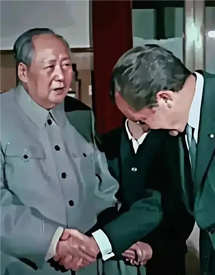 毛主席与任何外国元首接触，都是昂头挺胸，从不躬身。但是与自己的老百姓和科学家握手