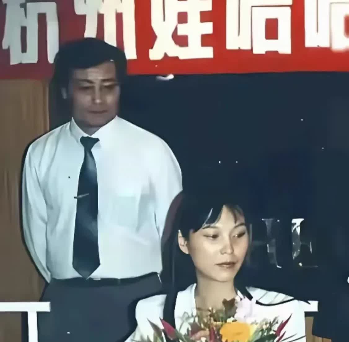 宗先生在出席这个活动、留下这张照片的时候，目测他当时的年龄，应该是不到50岁，也