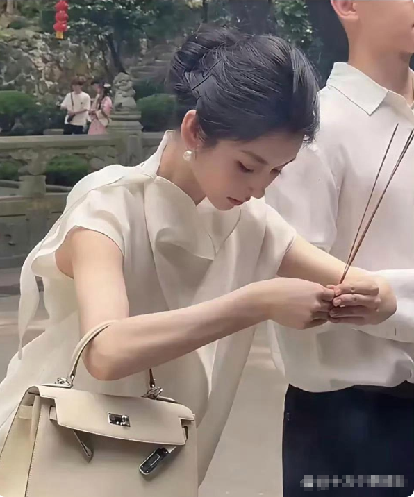 一个包都几十万了。
这么有钱，还这么漂亮
还能有什么烦恼呢？