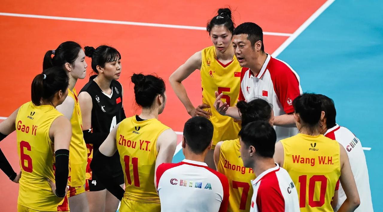 中国女排的教练团队有何特点？
赖亚文：新周期继续由中心领导（盖洋）担任领队，加强