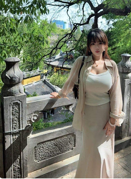 新谈的女朋友，长得还行吧？

