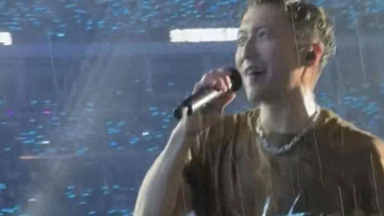 抛开王菲和张柏芝不谈，这次演唱会淋雨的谢霆锋，敬业得让人泪目