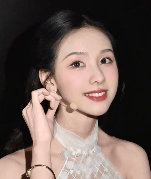 #莲花楼# 《莲花楼》演员片酬曝光，女主陈都灵片酬200万；男配黄宥明片酬350