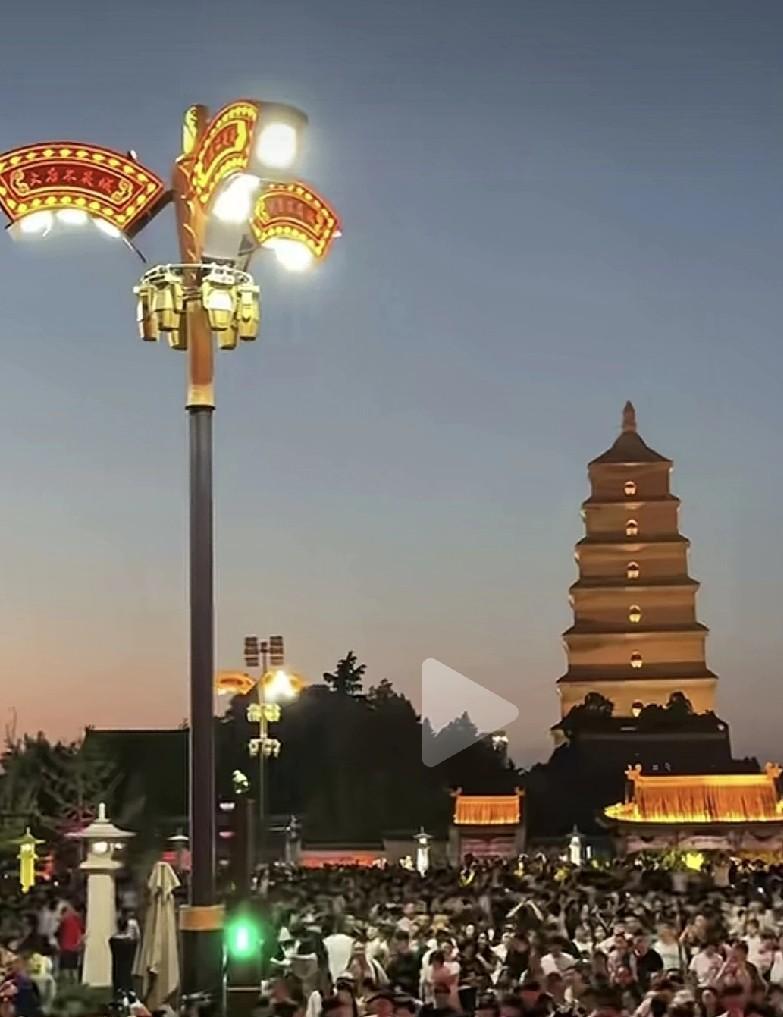 在大城市过国庆中秋节，真的不如待在老家里。
       由于孩子在陕西这边，去
