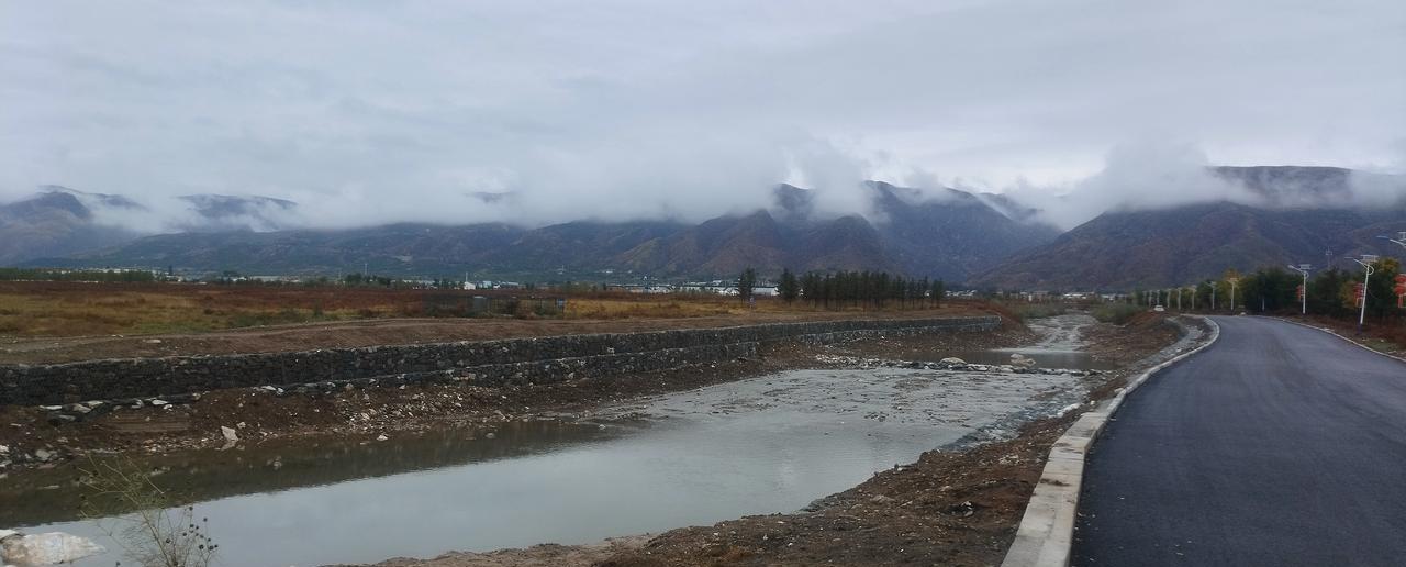 雨后的大青山，云雾缭绕