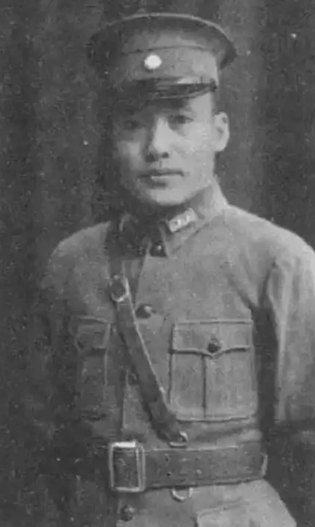 1935年国军中将被红军俘虏，跟着一起走完长征后，不肯回归国民党，后来毛主席苦口
