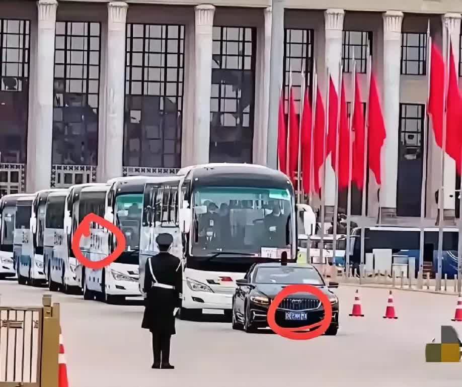 开会离场，​我发现了一个令人泪目的细节！
​结束离场的时候，使用的车辆竟然都是