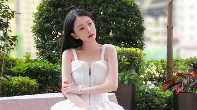 知名港女星为一岁女儿庆生！晒一家三口合照，秀事业线展现好身材