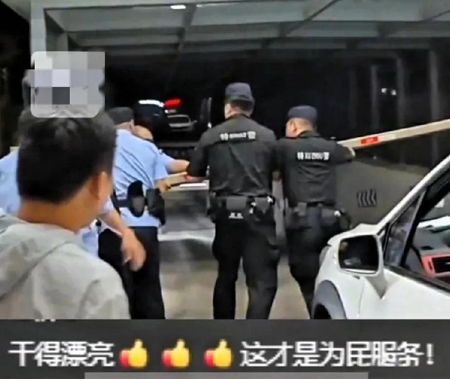 “肯定又是车位费问题！”近日，江苏，一小区，放下拦车杆，不让业主们的车进车库，于