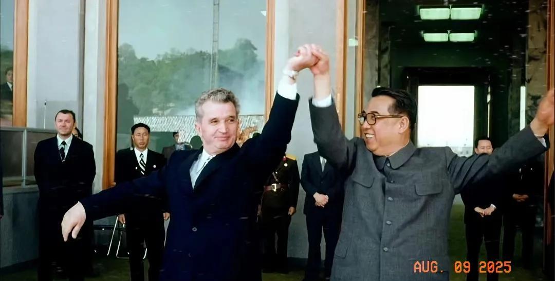 1971年的一张老照片，金日成与齐奥赛斯库手挽手表达友谊。