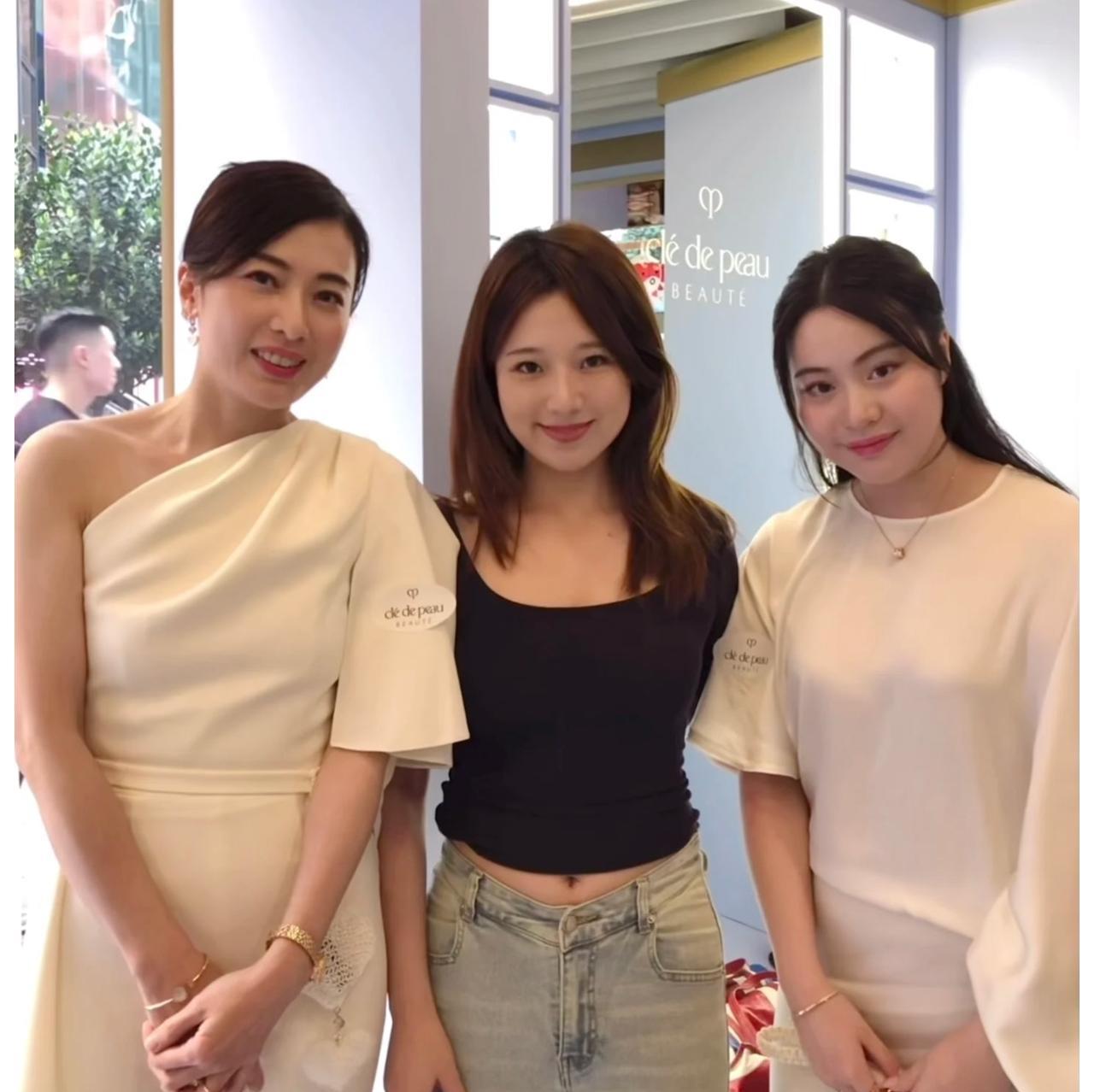 与其说甘比变得那么美是财气养人，倒不如说是相由心生。
一切都是命，命里若有，她所