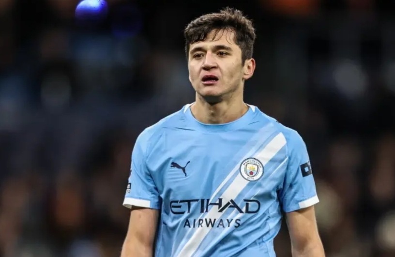 曼城：胡桑诺夫开赛后表现非常出色，几乎坐稳右后卫主力，结果踢阿森纳意外受伤半场被