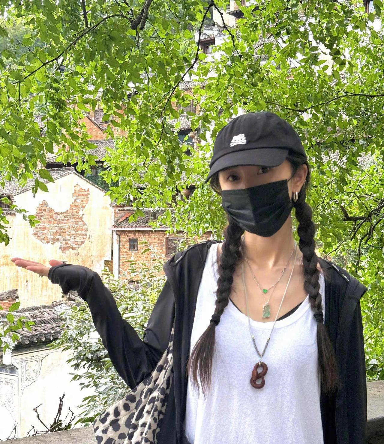 杨幂不愧是穿搭高手，50块的小背心配麻花辫，少女感爆棚……
又瘦又美，还超会打扮