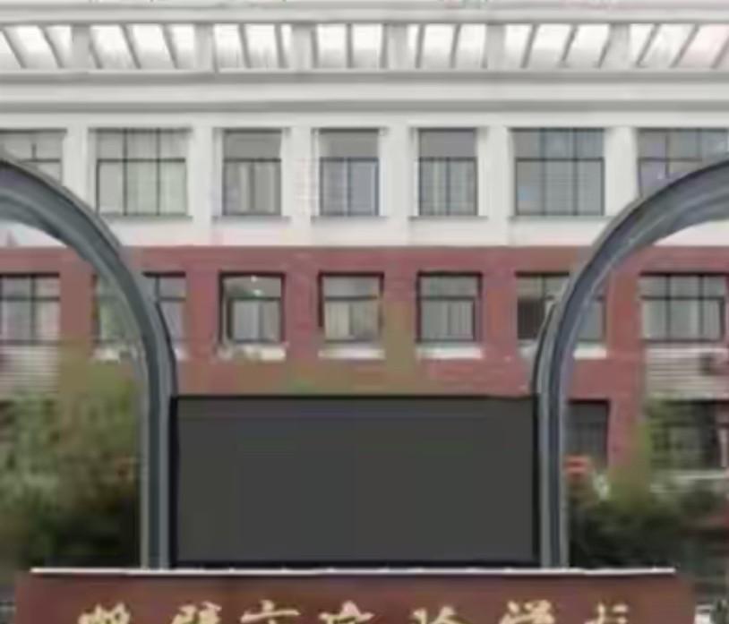 河南一老师，
在校园内开车，
连撞两名小学生，
事情真相被调查清楚了……
1、这