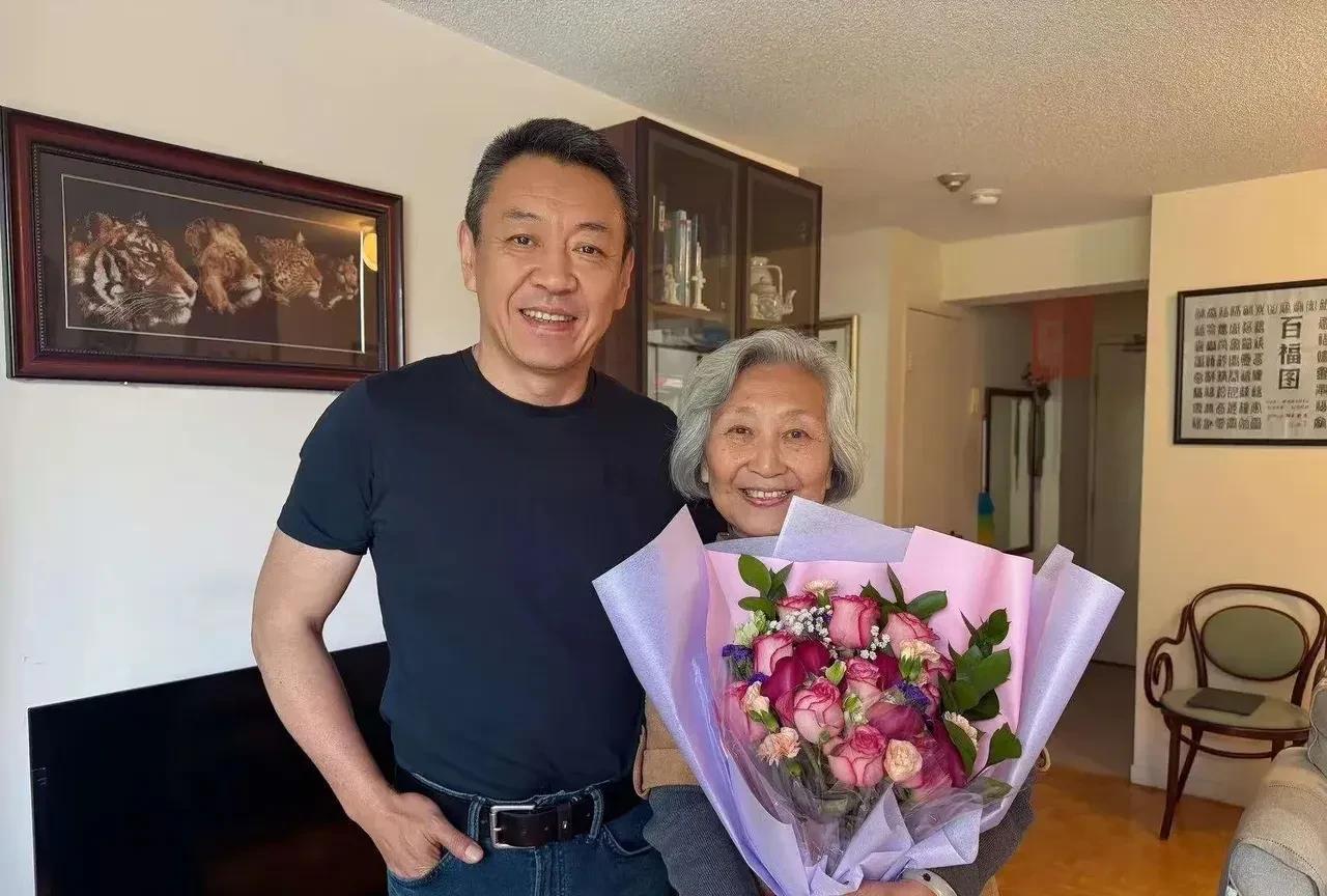 杨柳，央视最帅主持人
已经是个小老头了
张泽群发文
感念生活在加拿大的老师高蕴瑛