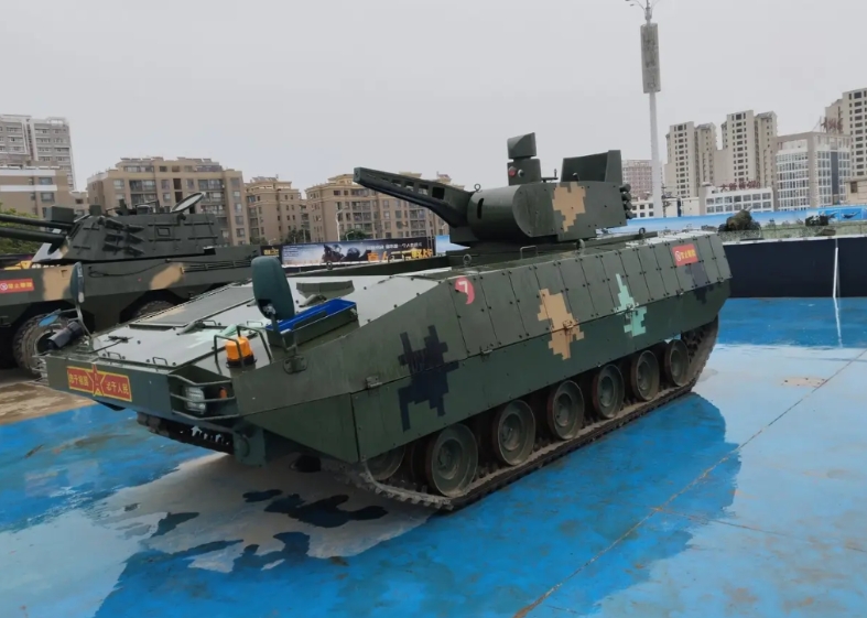 要我说，大毛的阅兵式纯属多余了。阅兵式的目的无非就是展示军事实力，可大毛的兵威在