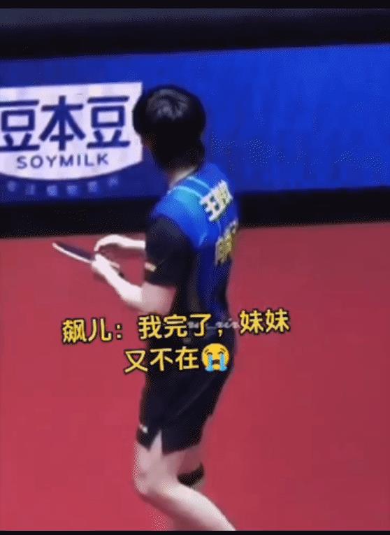 头哥拍子找信号爆火 全网都在学他傻乎乎的样子
最近有个视频特别火，头哥在视频里拿
