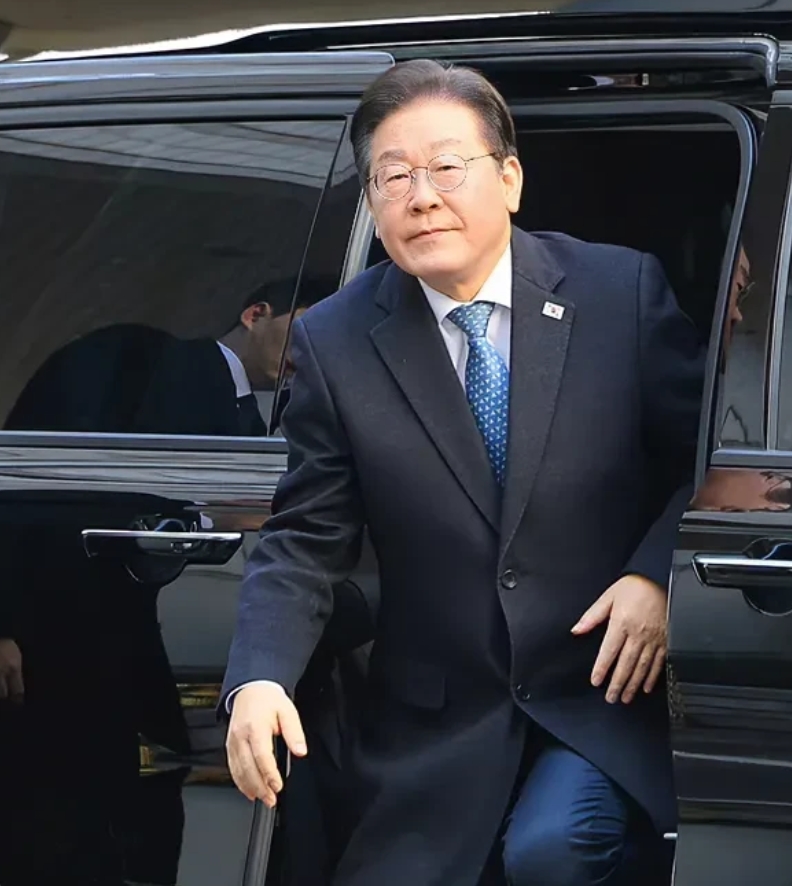 万万没想到啊！韩国下一任总统热门人选李在明成功突围。刚刚，韩国法院判定韩最大在野