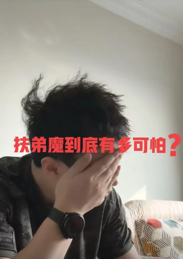 扶弟魔太可怕了！！小李母亲生病急需10万手术费，当他向老婆拿钱时，这才发现家里的