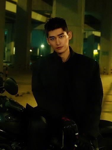 张翰被爆恋情后称是邻居朋友妹妹
张翰被拍到和美女一起去参加朋友聚会，聚会结束后又