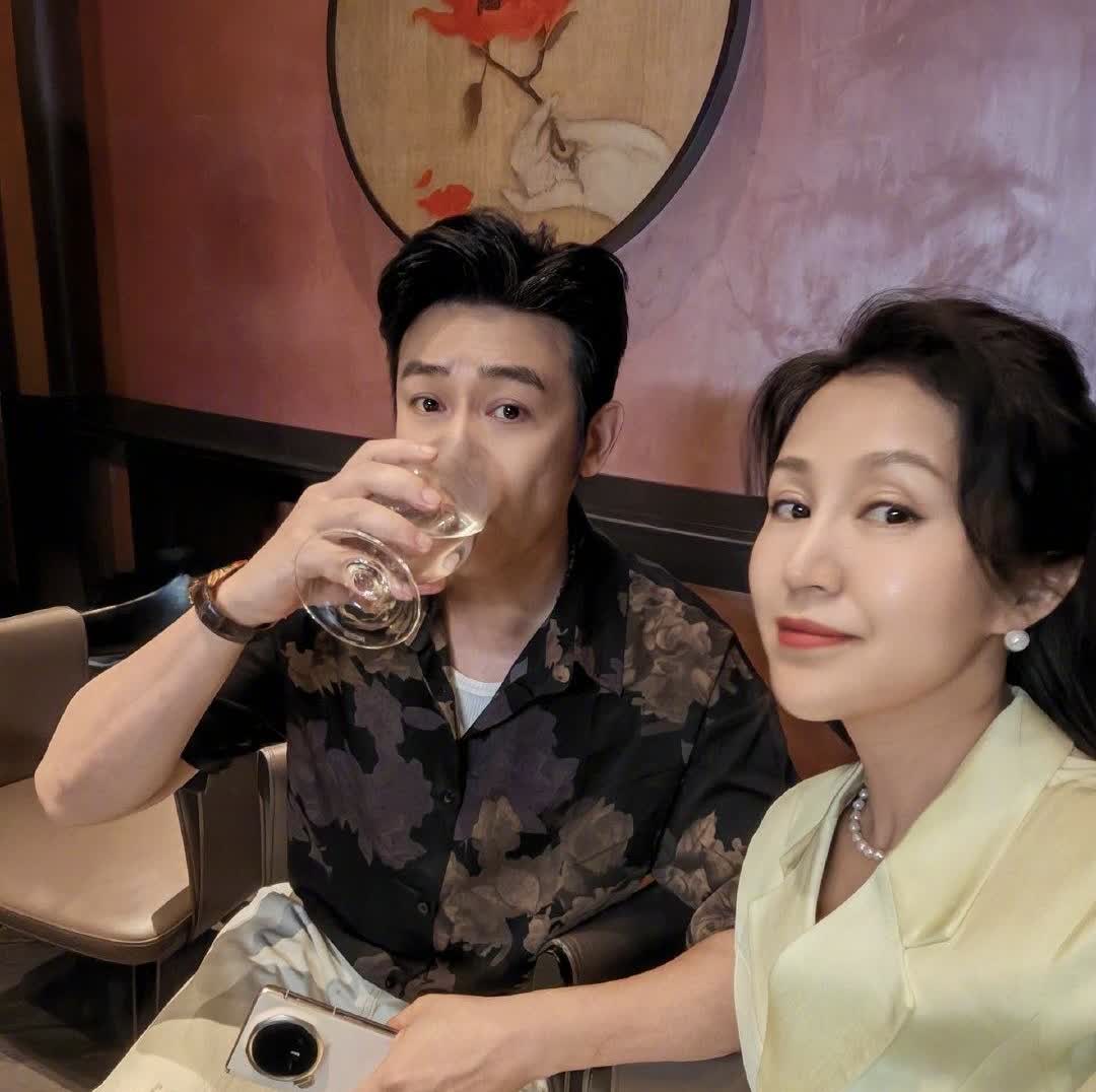 陆毅8月2日微博更新：
生日标配一顿美食[舔屏]我拍拍你，你拍拍我[酷]