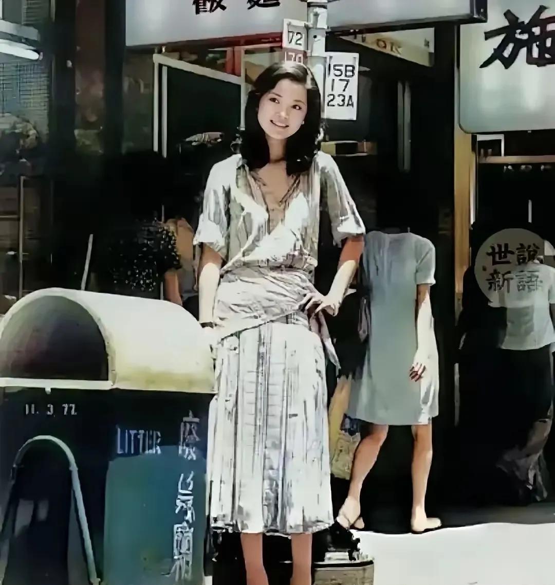 绣幕芙蓉一笑开，斜偎宝鸭亲香腮，眼波才动被人猜。1973年，香港街头邓丽君，眼波