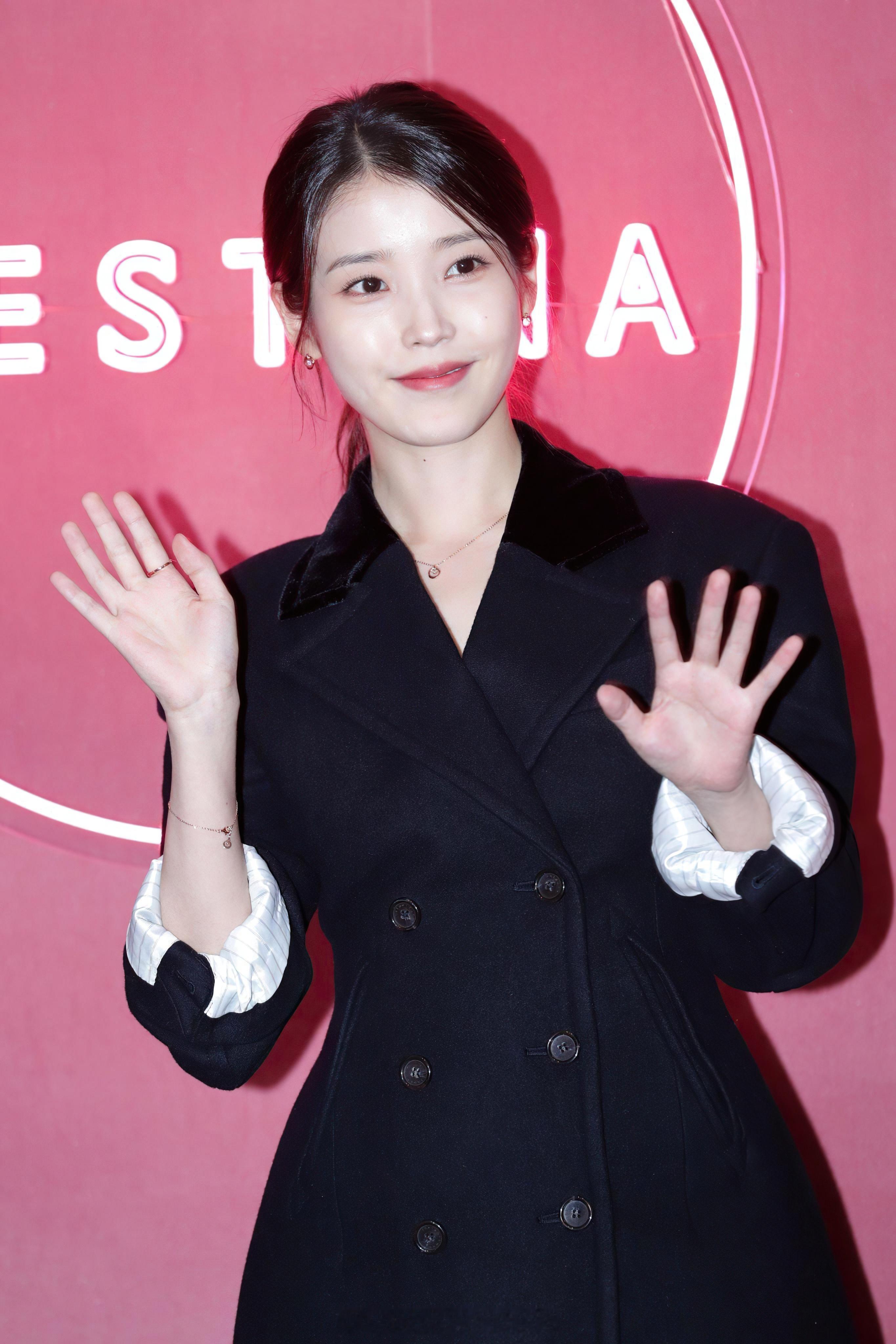 韩国女星IU这次全黑look，不选择黑丝选择黑靴，感觉不一样的飒！