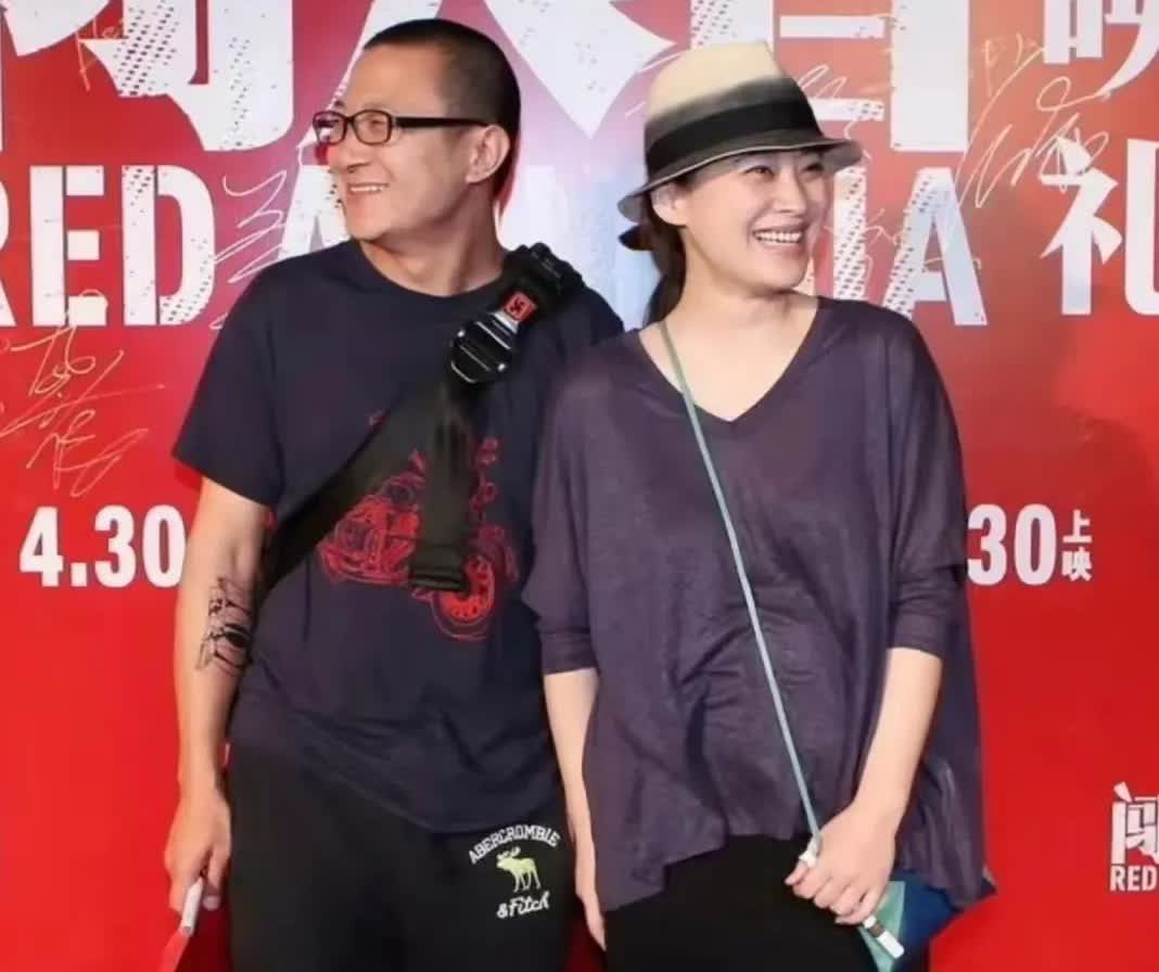 50岁梅婷和老公机场撒糖！十指紧扣甜到齁，网友：这像老夫老妻？