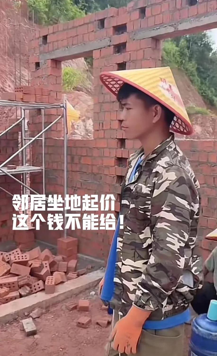 小陈在老挝给大舅哥建房，招来邻居嫉妒使绊子了。
他盖的中式二层小楼一天一个样，和
