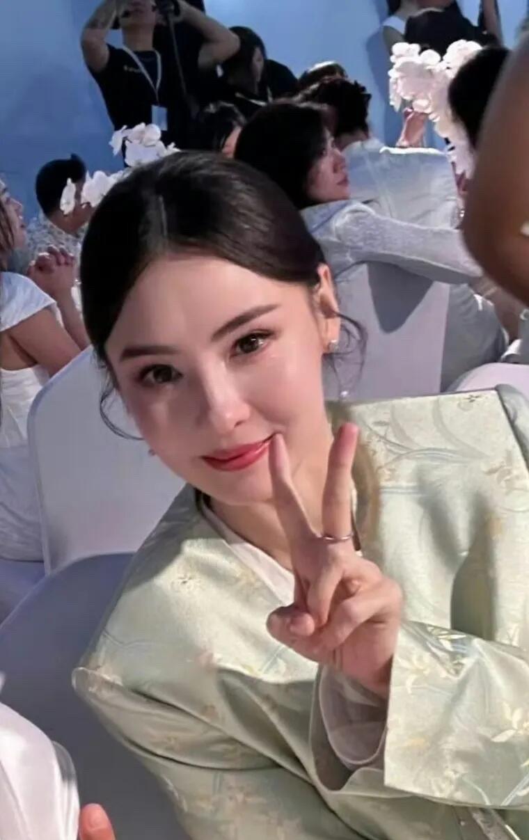 记得张柏芝原来多漂亮，现在看起来有点网红脸的味道了，表情僵硬，还没有王菲有气质了