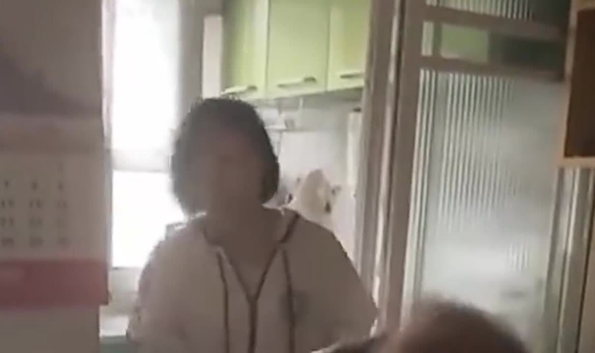 孝顺的女子辞职，一边独自照顾患病母亲10年，一边做娃娃衣服养家和治愈自己！

