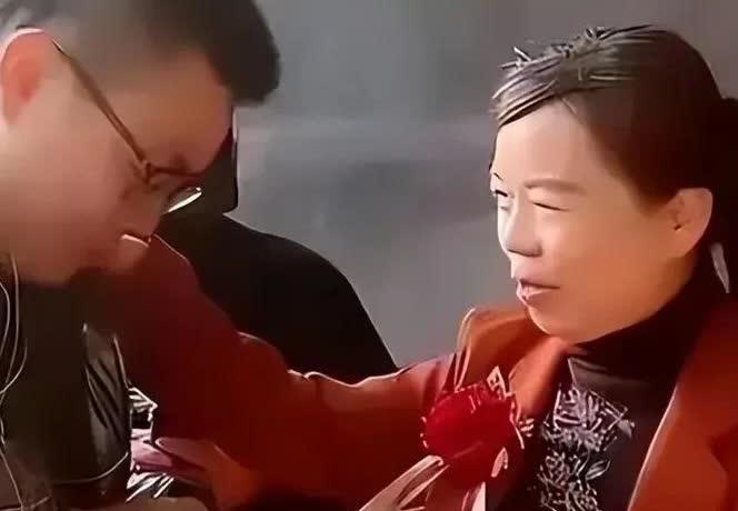 许妈拍了拍亲郭威的肩膀问道：儿子你穿的这么少，冷不冷呀？郭威害羞地低下了头说道：