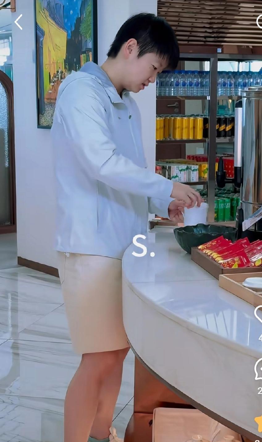 莎莎这张照片拍得真好看
看起来高高瘦瘦
特别是那腿好细啊
以前看起来腿肉多多的
