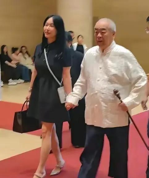 范增老爷子和徐萌，去年的艺林佳话，如今的艺林笑话！
老爷子，一生四段婚姻，也是情
