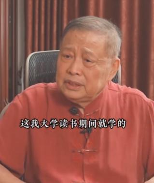 有人曾质疑马骏上课为什么爱飙英语，结果他说：“我大学期间就学的这个内容，我的专业
