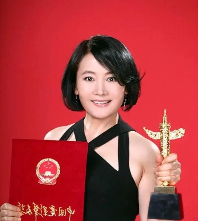 娜仁花，一个蒙古族女演员，今年63岁了。我很早就关注了她。
      我看了她