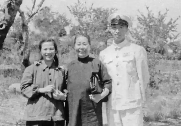 1924年，8岁的张学思被老师打了十个手板，气的他嚎啕大哭，威胁道：“我爸是张作