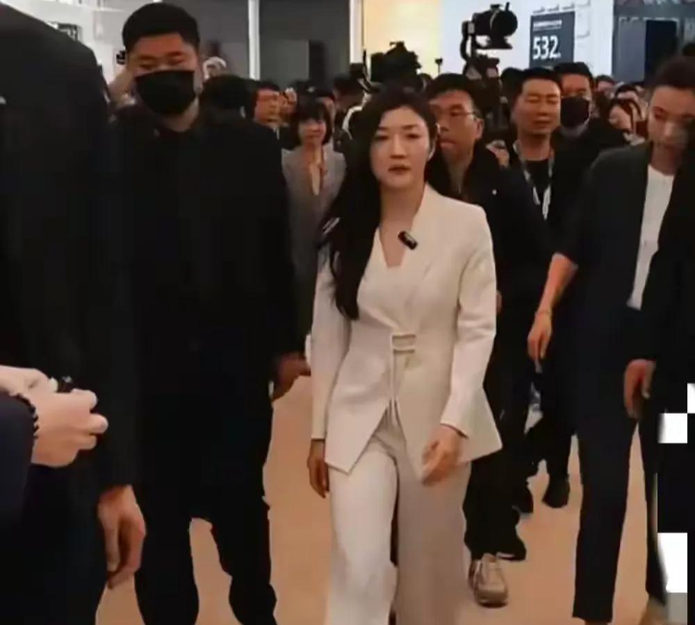 陈梦在上海出席海信活动，有没有商界女强人的感觉。
你看陈梦身穿一套白色西装，白色