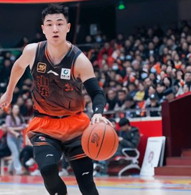 山东男篮球员高诗岩谈自己对阵同曦的发挥，他表示：我有这样的发挥要感谢球队，我开赛