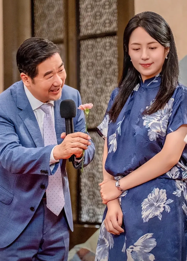 张国立是“打心里”高兴，她气质不输梅婷，剧里梅婷还得叫“姨”！

张国立拿着“花