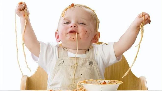 宝宝不吃辅食还乱扔，别急着骂，其实是他在“学习”！