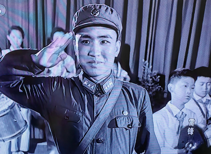 [作揖]雷锋同志快回来吧！
       今天中午央视六开始播放《雷锋》，196
