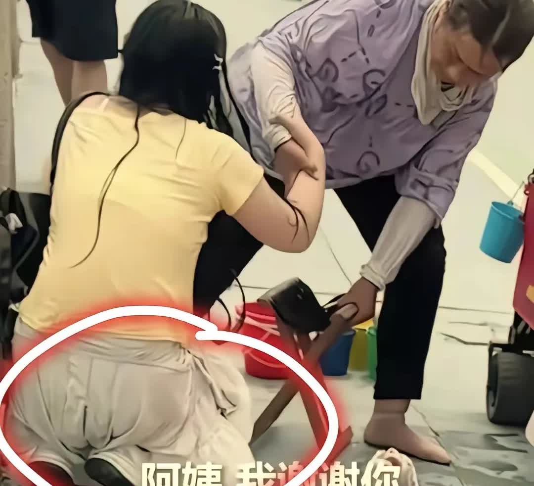 青岛女大学生被救上岸之后，  
等她缓过神，第一件事不是拜天拜地，也不是立马回